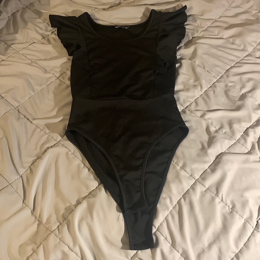 🎉5️⃣ for 2️⃣5️⃣ 🎉
 Black bodysuit with ruffled shoulders